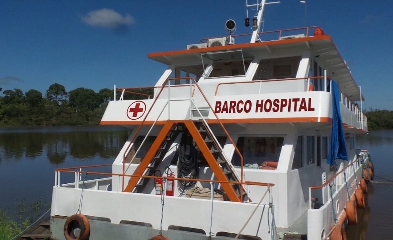 Barco Hospital do INPORI ancorado em um rio da Amazônia