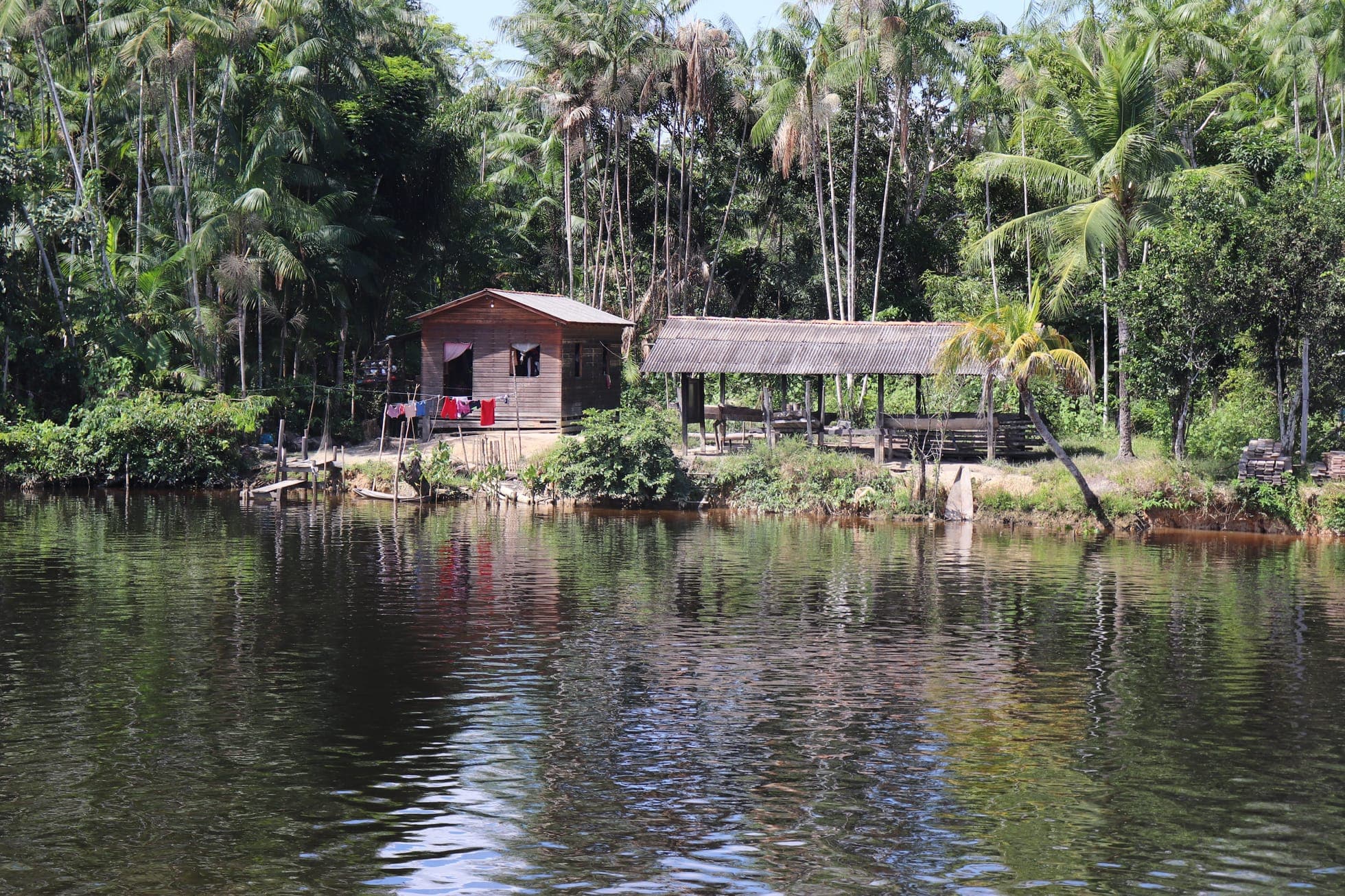 Casa ribeirinha às margens de um rio na Amazônia